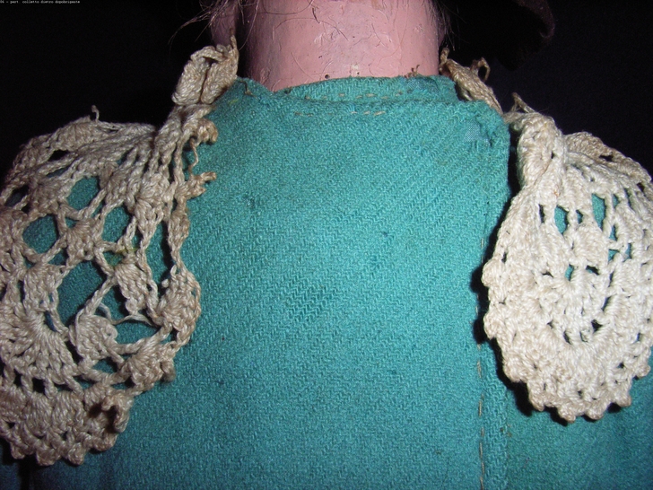 Particolare del colletto dietro dopo il restauro